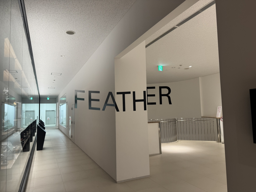 隠れ「FEATHER」も見つけてくださいね♡
