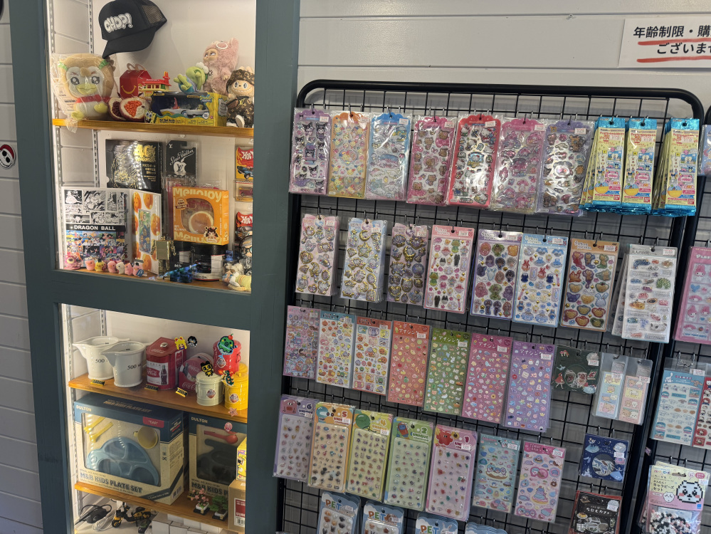 時期によって中身は違いますが、素敵な展示や可愛いシールたちも♪