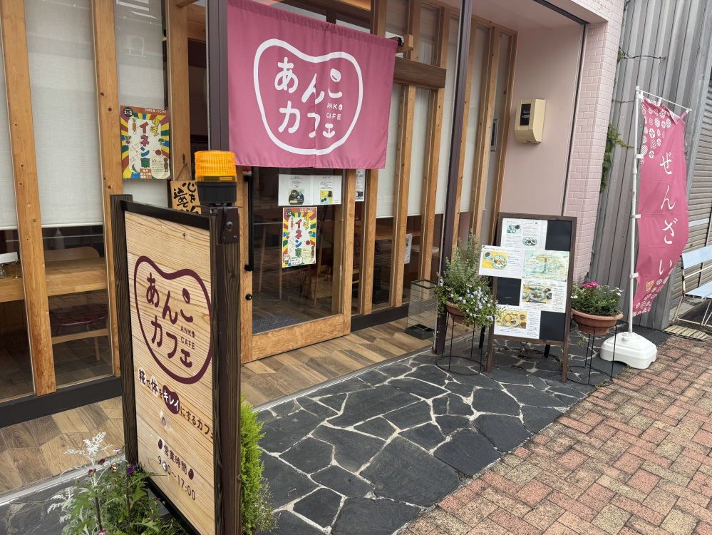 木のぬくもりがあたたかな、可愛らしい外観♡
