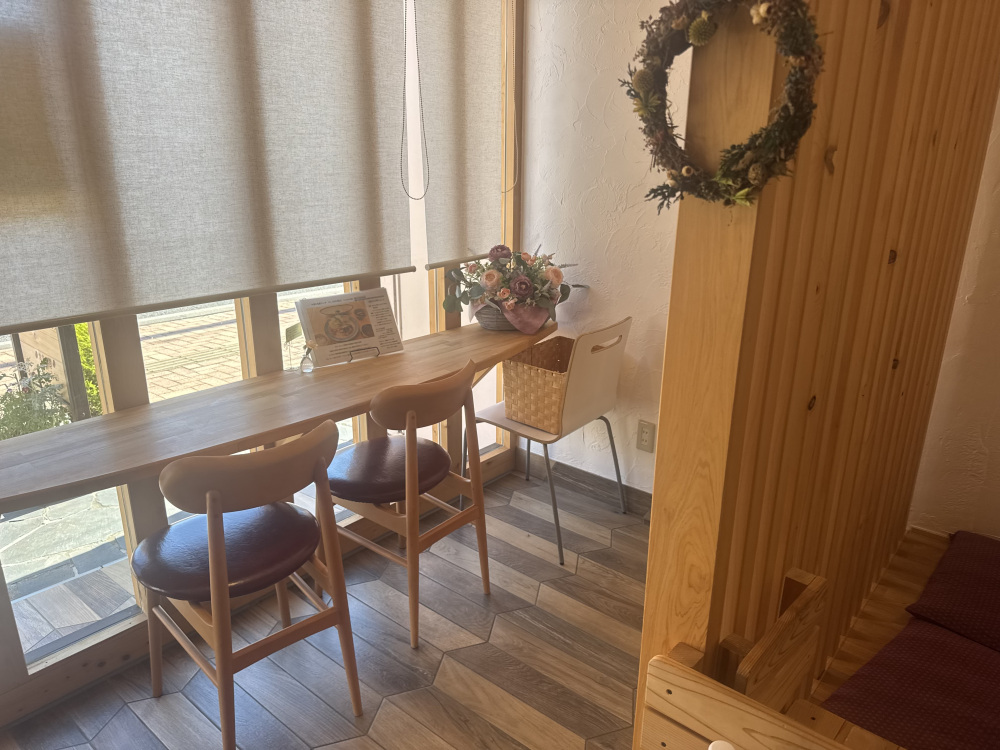 店内は自然光がたくさん入る素敵な空間