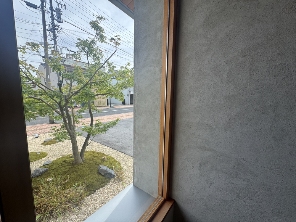 店舗入口にあるイロハモミジも、四季折々の美しさを見せてくれますよ