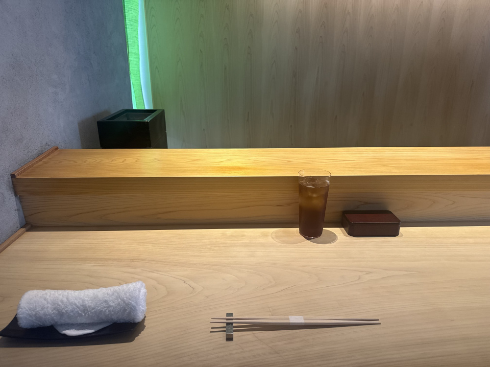 お昼に訪問しましたが、近場から遠方までファンで満席です！