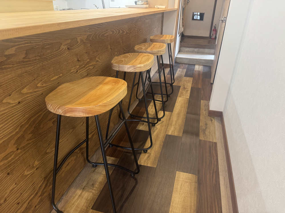 カウンターの床は、店主手作りです