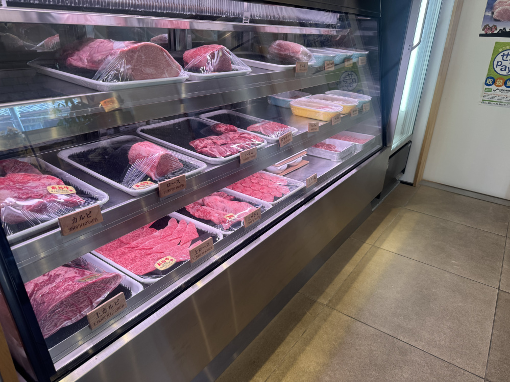 お肉を極めた店主の厳選商品が、ショーケースに並びます
