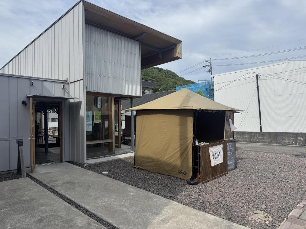 商店街のさまざまな場所でお店を見つけるのは、まるで「宝探し」をしているかのよう