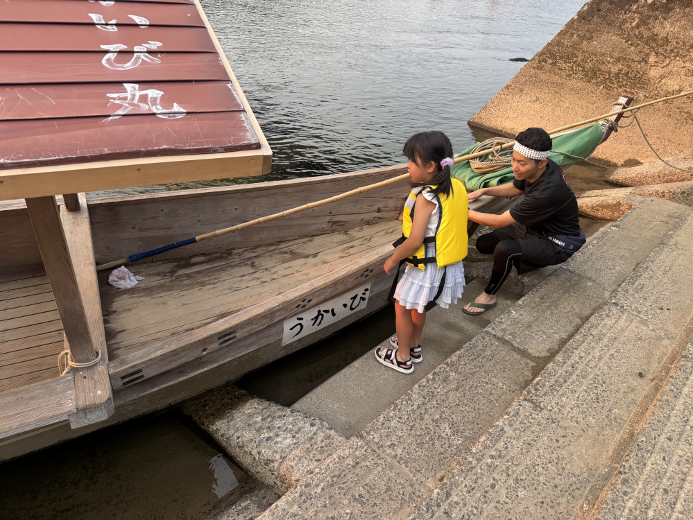 今回乗ったのは「うかいび丸」♪子どもはライフジャケットを着るので安心です