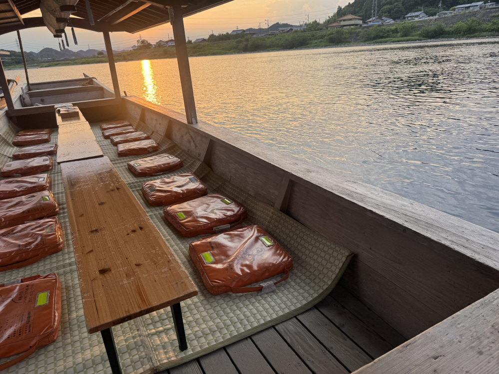 沈みゆく夕陽。川に反射してより美しく感じられます