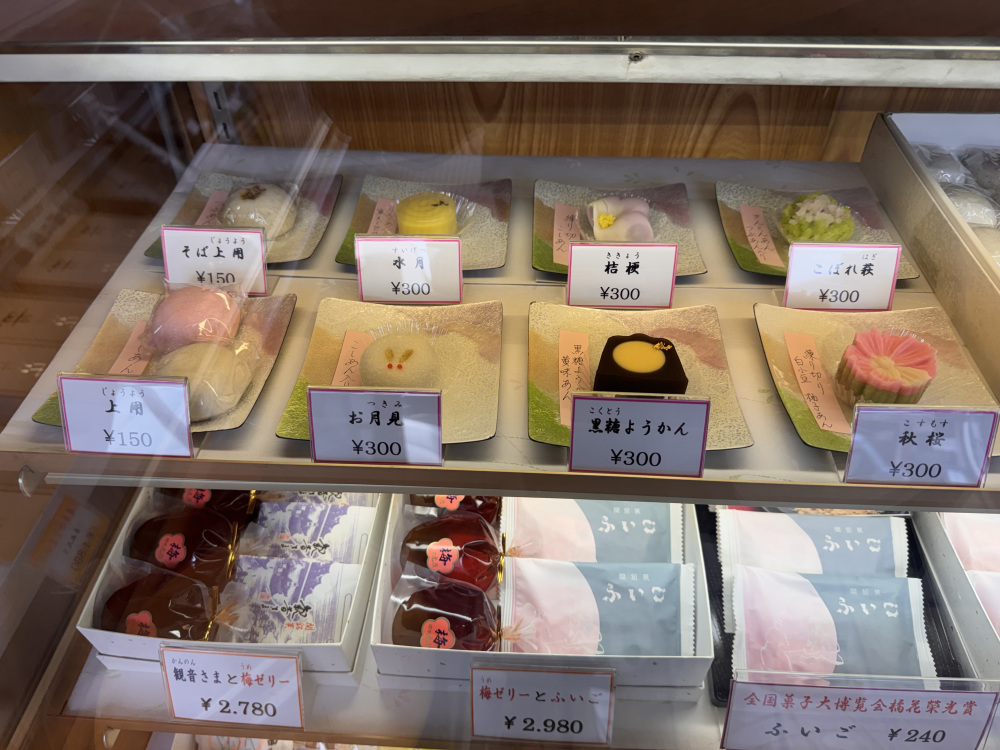 上生菓子もぜひ見てください！季節によって違う美しさを楽しめます