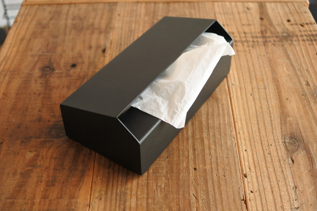 工場のような形の鉄製「ボックステッシュカバー」