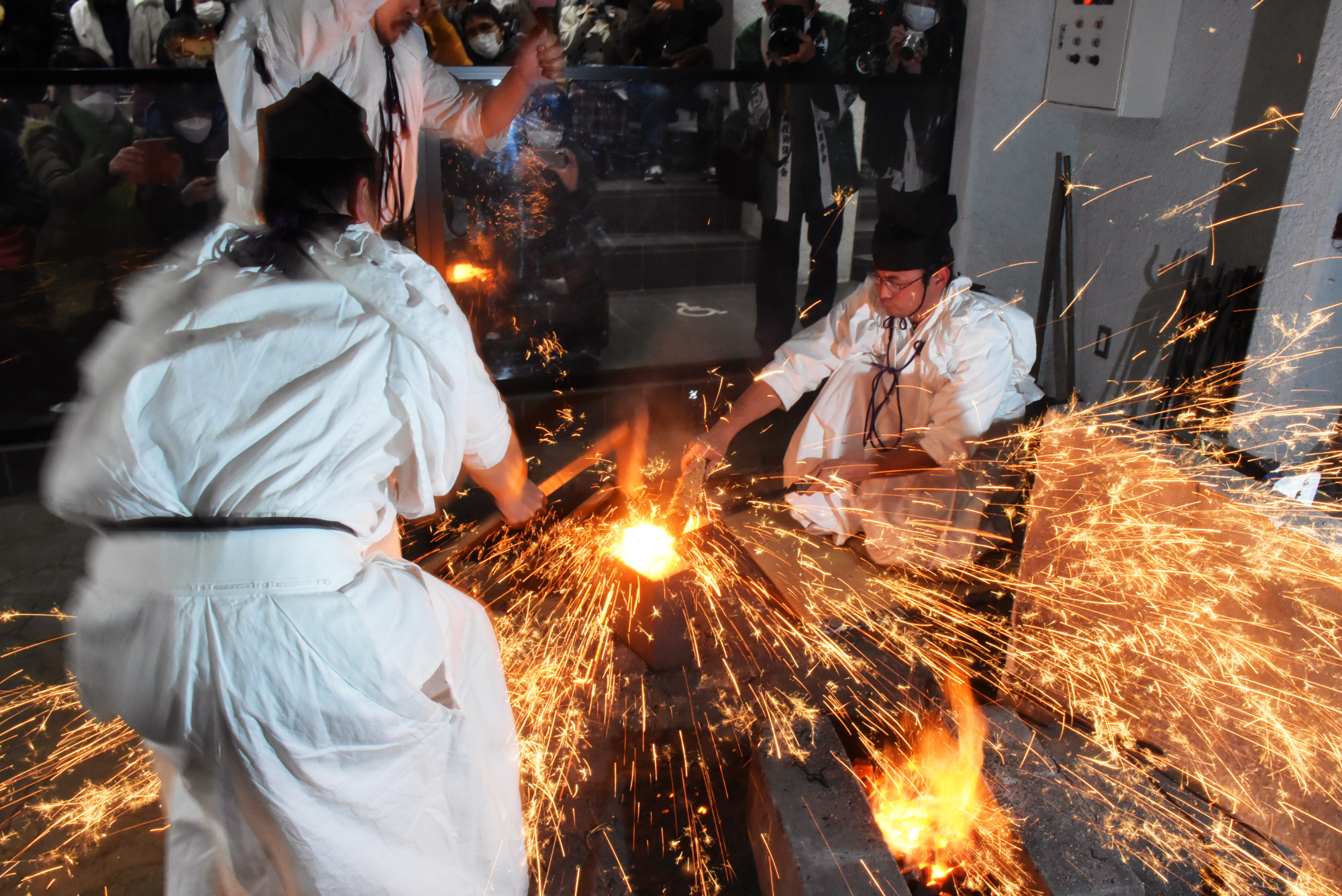 新春を告げる伝統の火花「古式日本刀鍛錬打初め式」